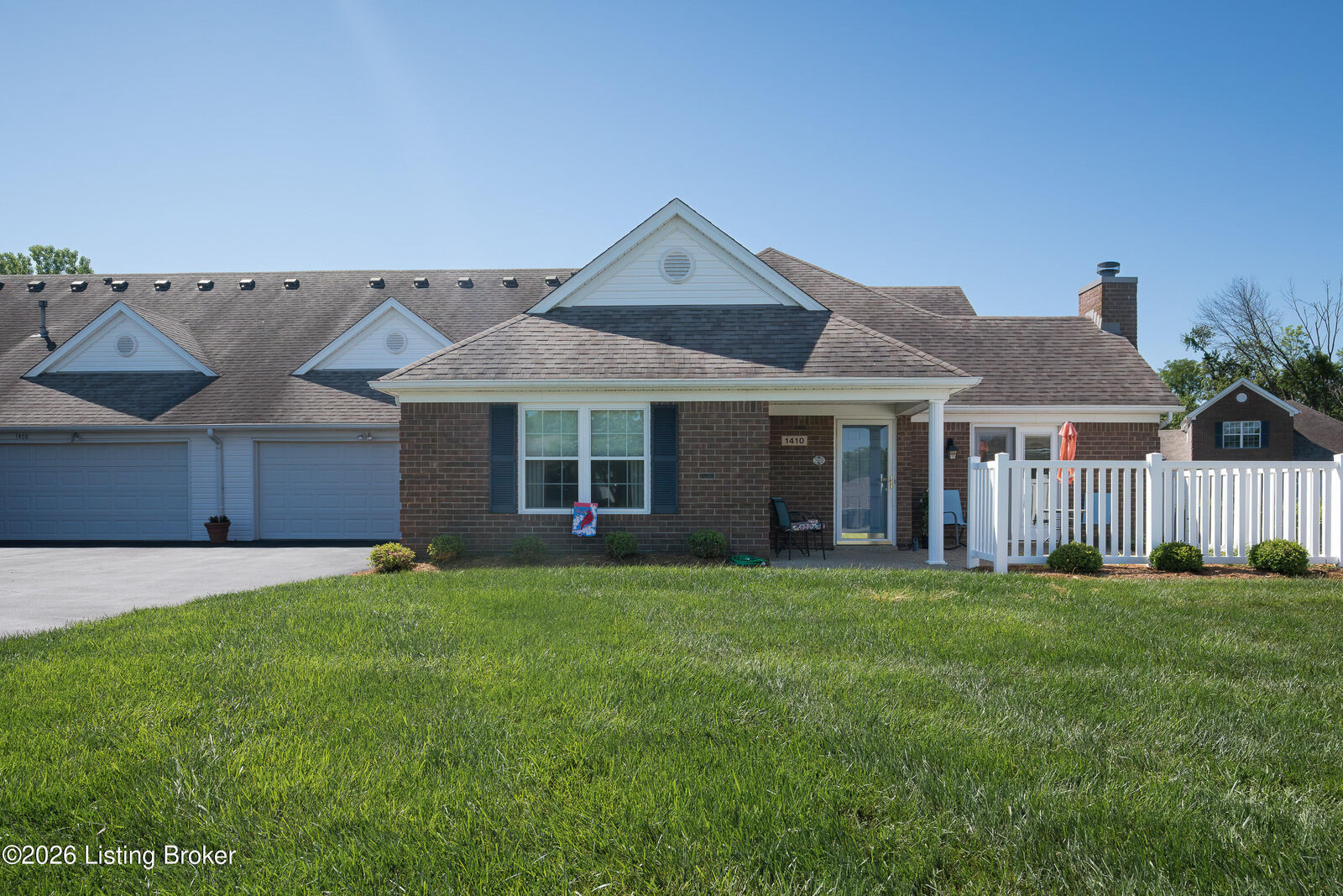 Property Photo:  1410 Eagle Run Dr  KY 40222 