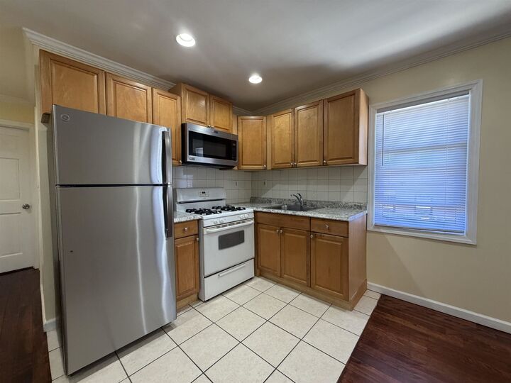 Property Photo:  77 Hutton St 4  NJ 07307 