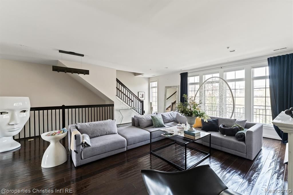 Property Photo:  2222 Attard Street  MI 48009 6814 