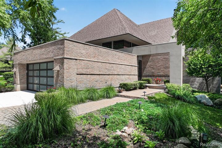 Property Photo:  5044 Christy Court  MI 48098 4112 