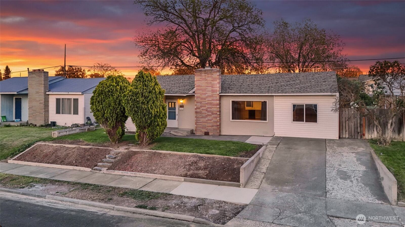 Property Photo:  807 S Hawthorne Drive  WA 98837 