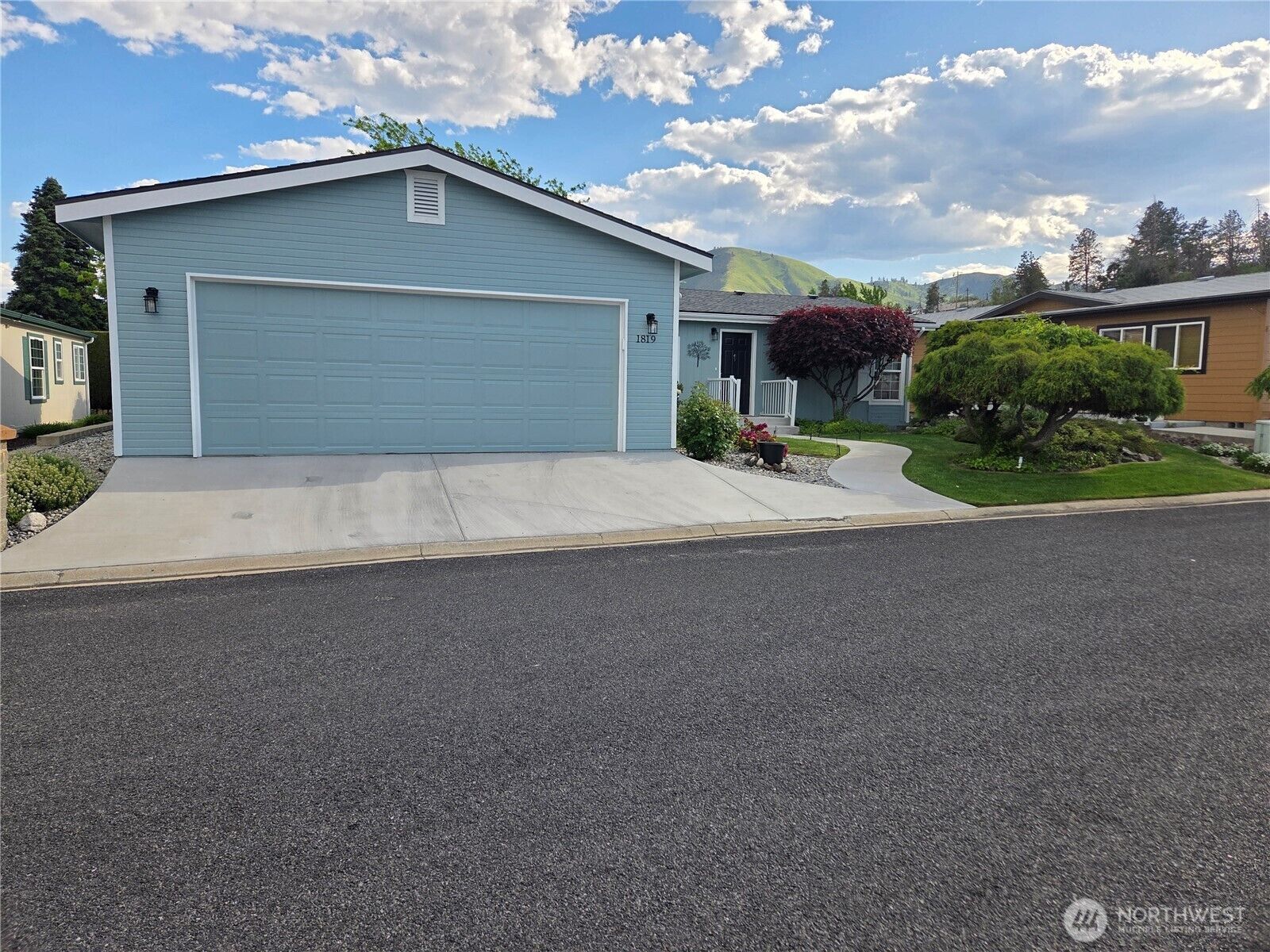 Property Photo:  1819  Heritage Drive  WA 98801 