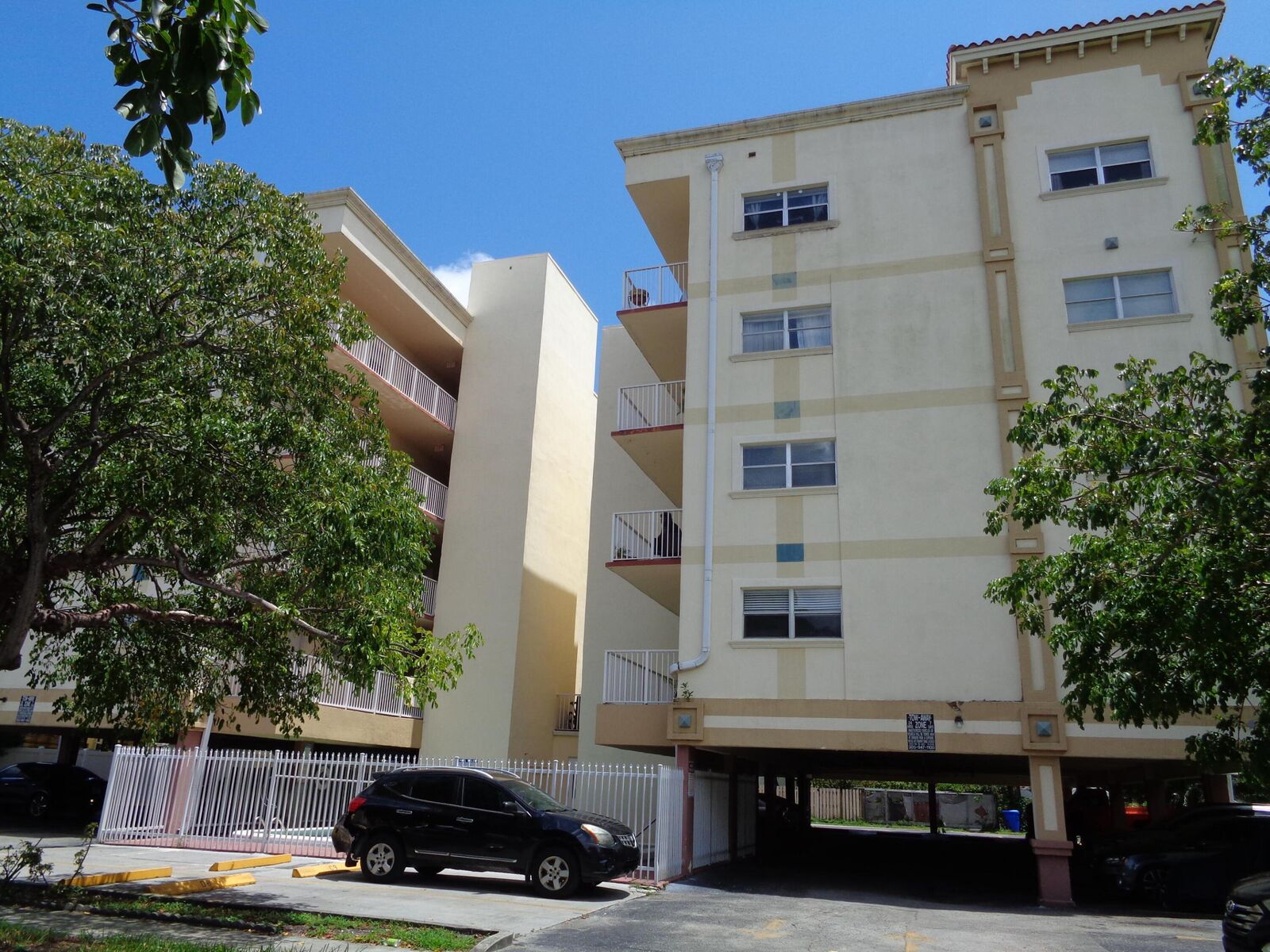 Property Photo:  2008 Jackson Street E9  FL 33020 