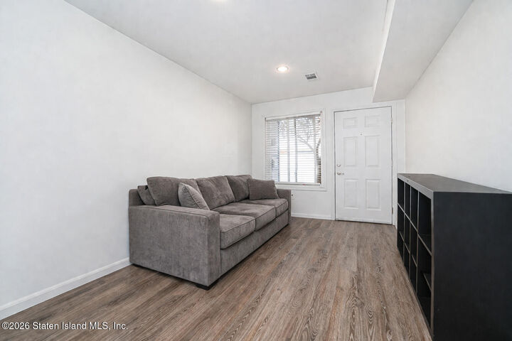 Property Photo:  650 Ilyssa Way  NY 10312 