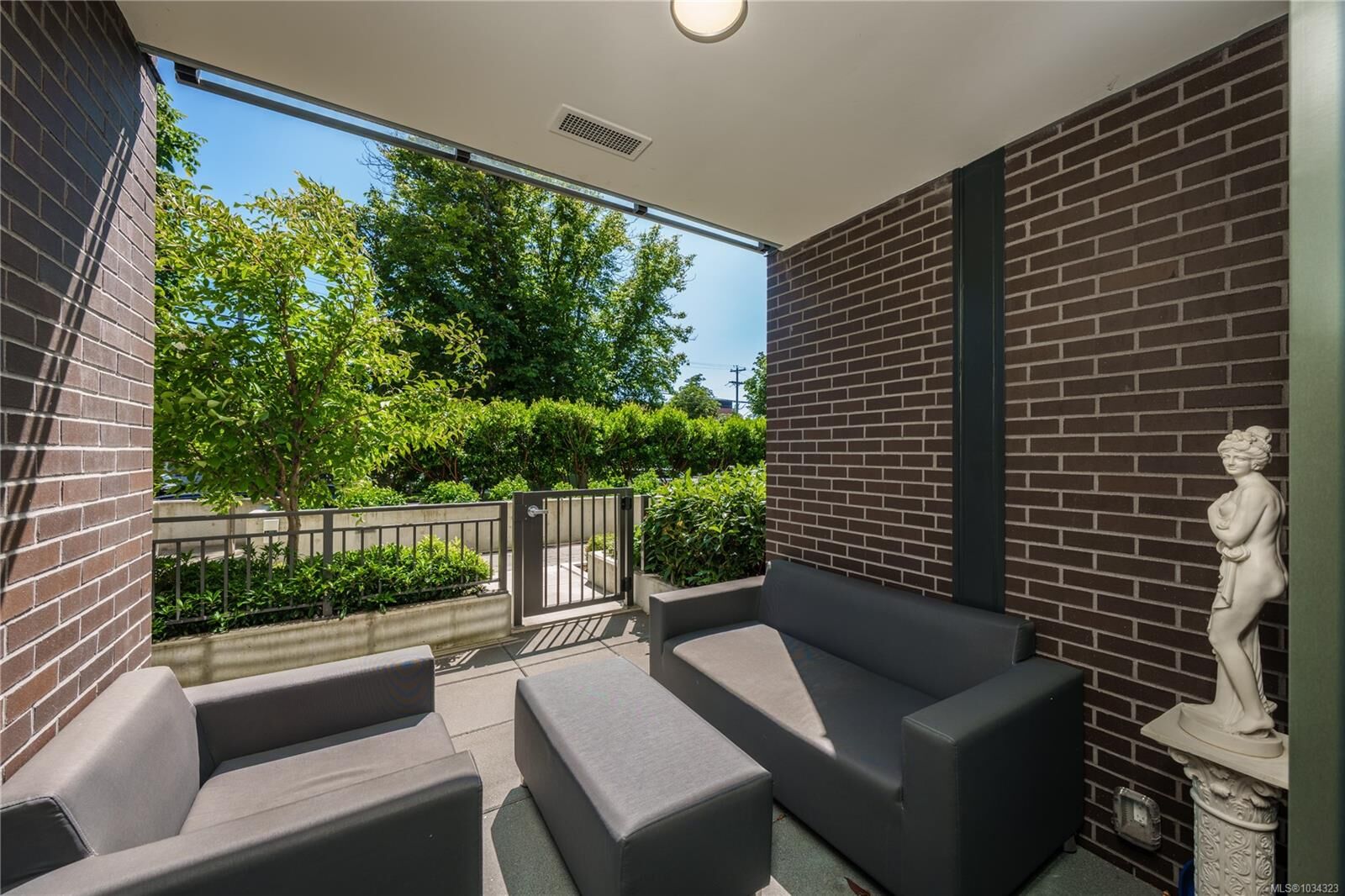 Property Photo:  550 Michigan St 101  BC V8V 0G3 