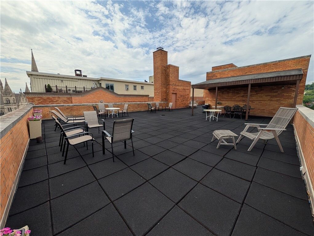 Property Photo: 144 N Dithridge St 403 PA 15213