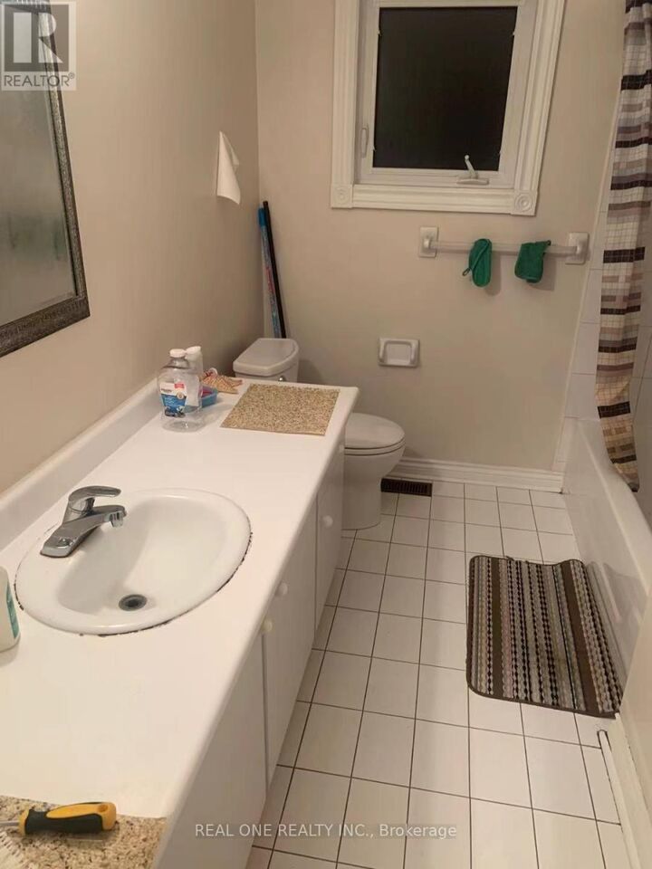 Property Photo:  5672 Shillington Drive Room 1  ON L5R 3N5 