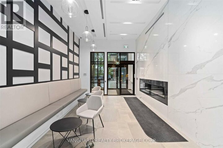 Property Photo:  681 Yonge Street 425  ON L4N 4E8 