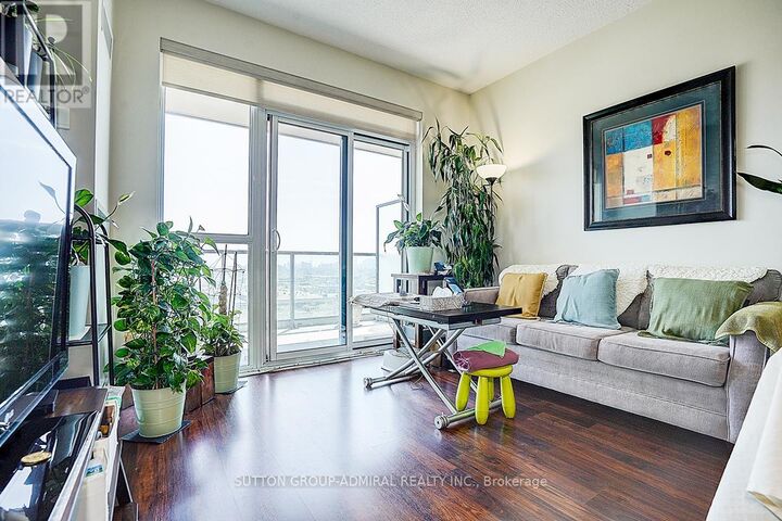 Property Photo:  35 Brian Peck Crescent 1413  ON M4G 0A5 