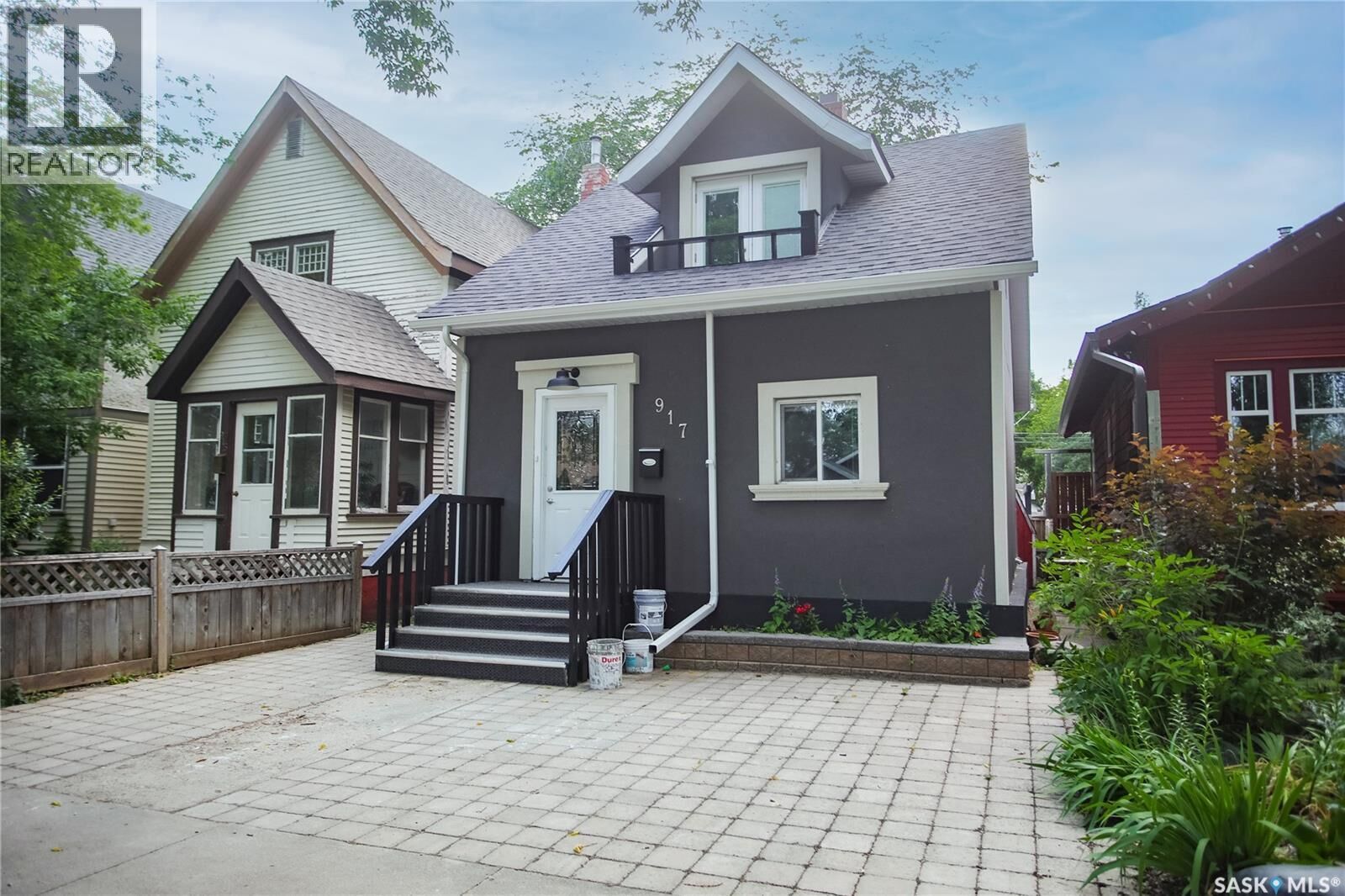 Property Photo:  917 6th Avenue N  SK S7K 2T3 