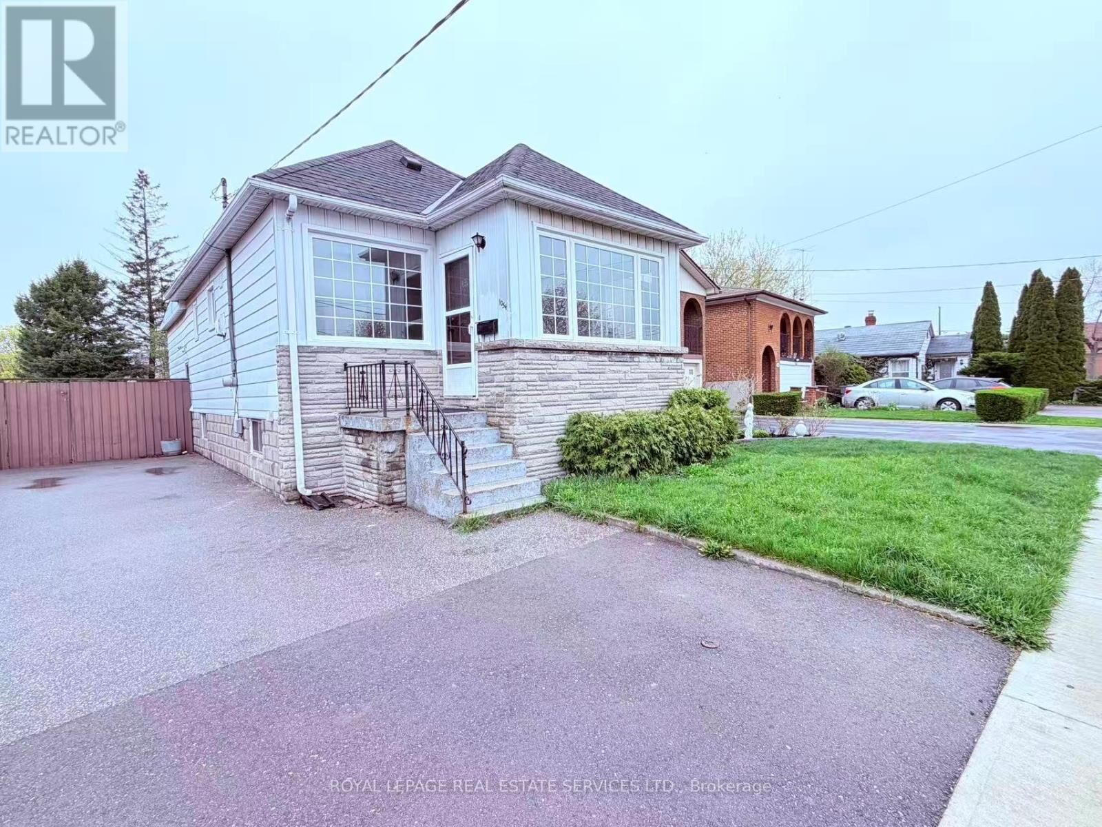 Property Photo:  1054 East Avenue  ON L5E 1W9 