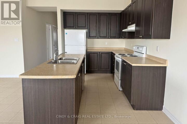 Property Photo:  15 Rosswell Drive 9  ON L1E 0B9 