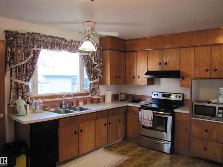 Photo de la propriété:  6832 83 Avenue NW  AB T6B 0G5 