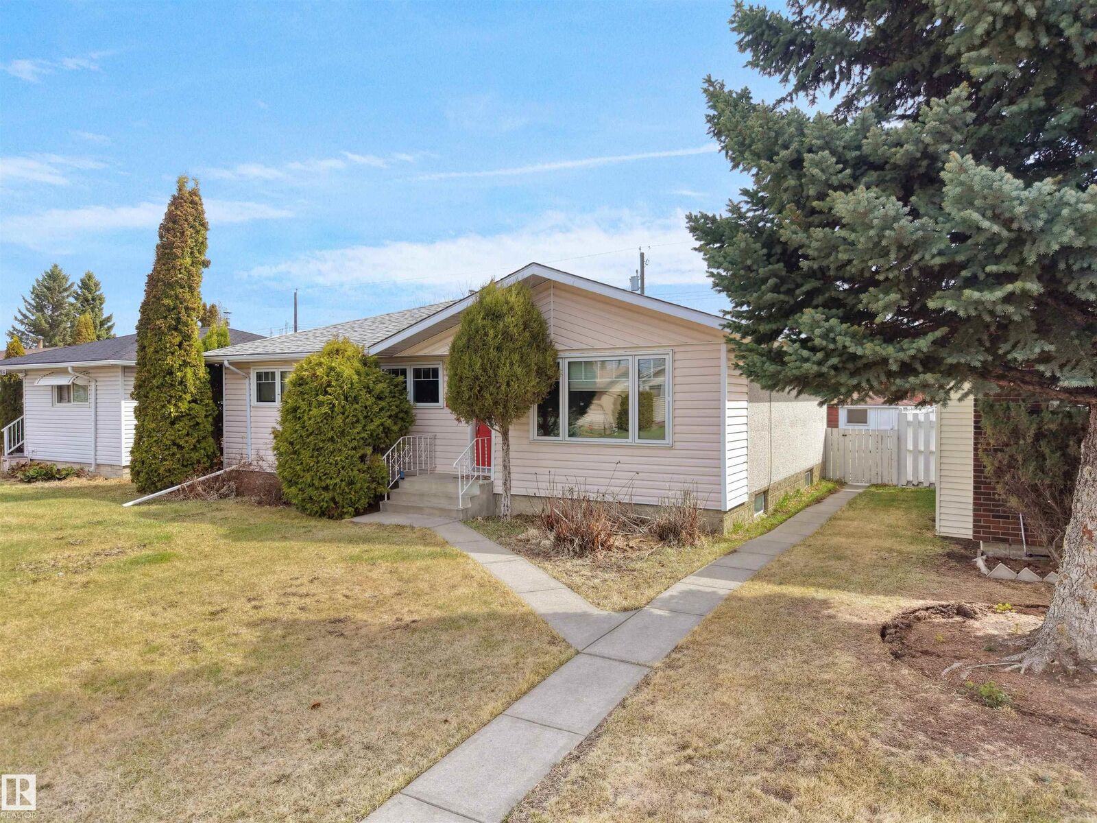 Property Photo:  8703 73 Street NW  AB T6B 1Z9 