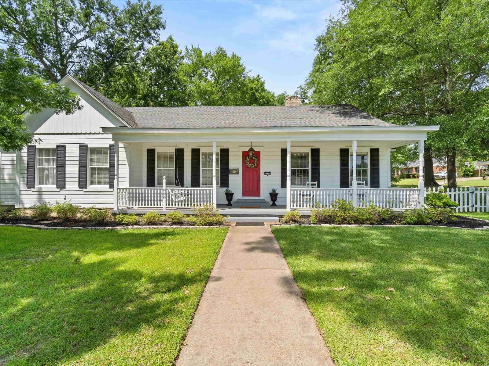 Property Photo: 1116 N Bledsoe St. TX 75644