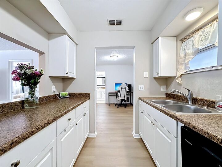 Property Photo:  5507 Fountain Lake Circle B206  FL 34207 