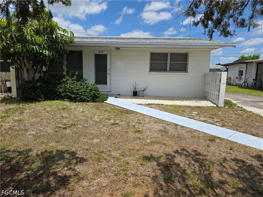Property Photo:  1117 Vineyard Street  FL 33936 