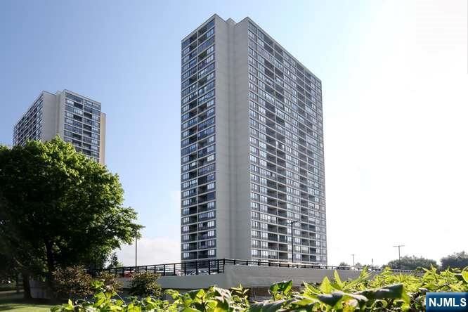 Property Photo:  6 Horizon 2405  NJ 07024 