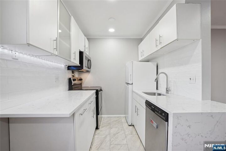 Property Photo:  56 68th Street 7  NJ 07093 