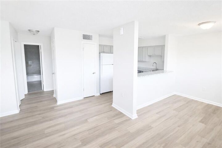 Property Photo:  106 E 3rd Street 23  LA 70037 