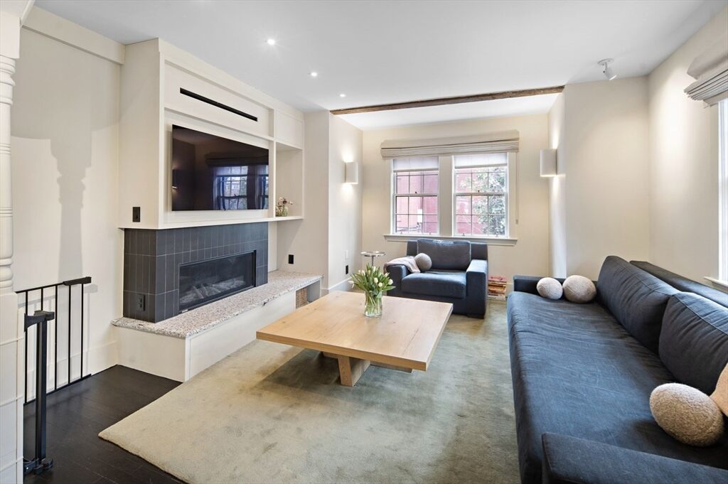Property Photo:  25 Harvard Square  MA 02129 