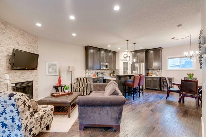 Property Photo: 309 15 Avenue NE 2 AB T2E 1H3