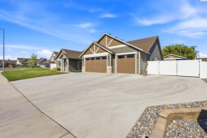 Property Photo:  6079 Juneberry Dr  WA 99353-5144 
