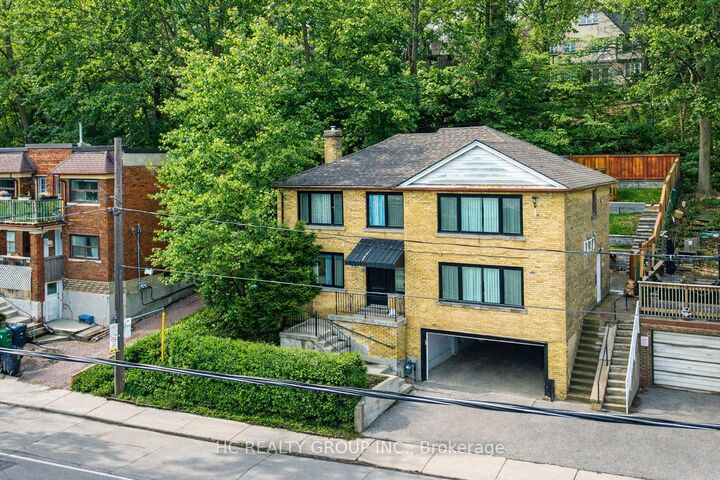 Property Photo:  840 Davenport Road  ON M6G 2B6 