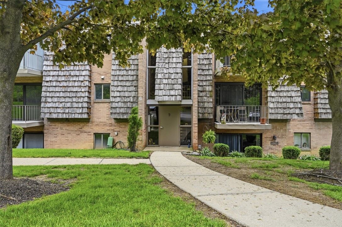 Property Photo:  934 Forest Green Dr  PA 15108 