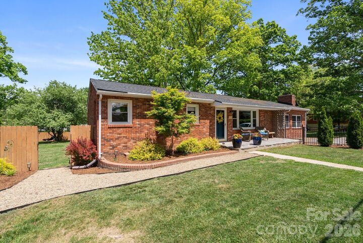 Property Photo:  343 Oakview Park Road  NC 28803 
