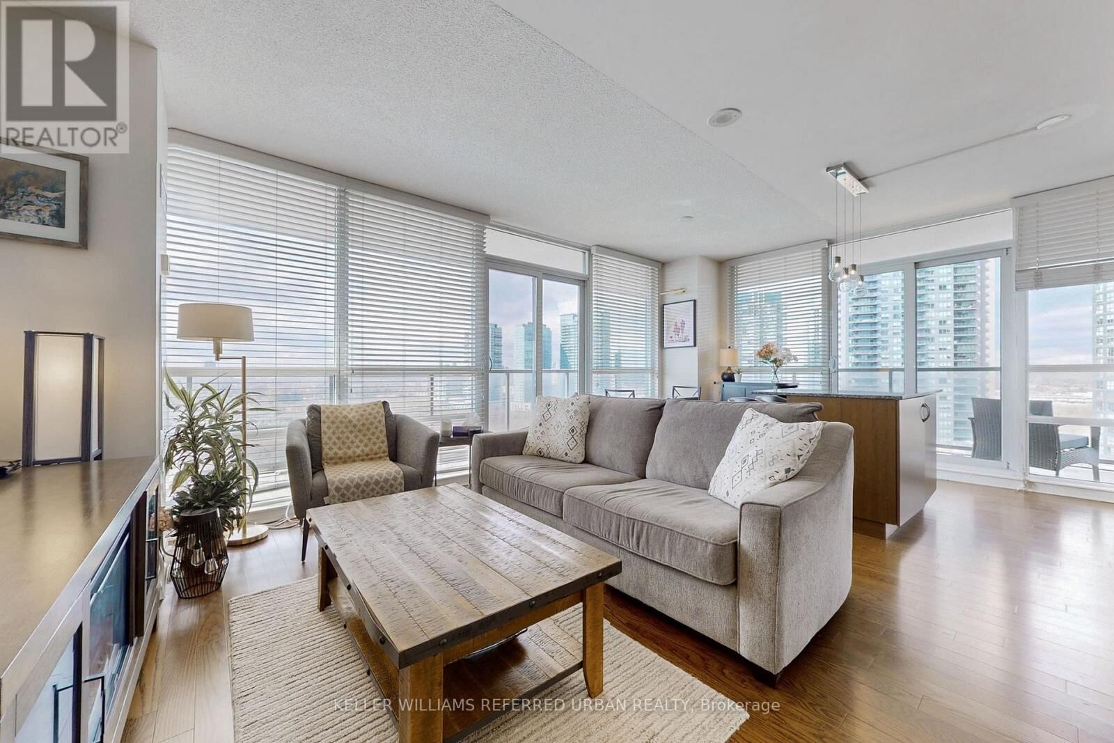 Property Photo:  15 Legion Road 1704  ON M8V 0A9 