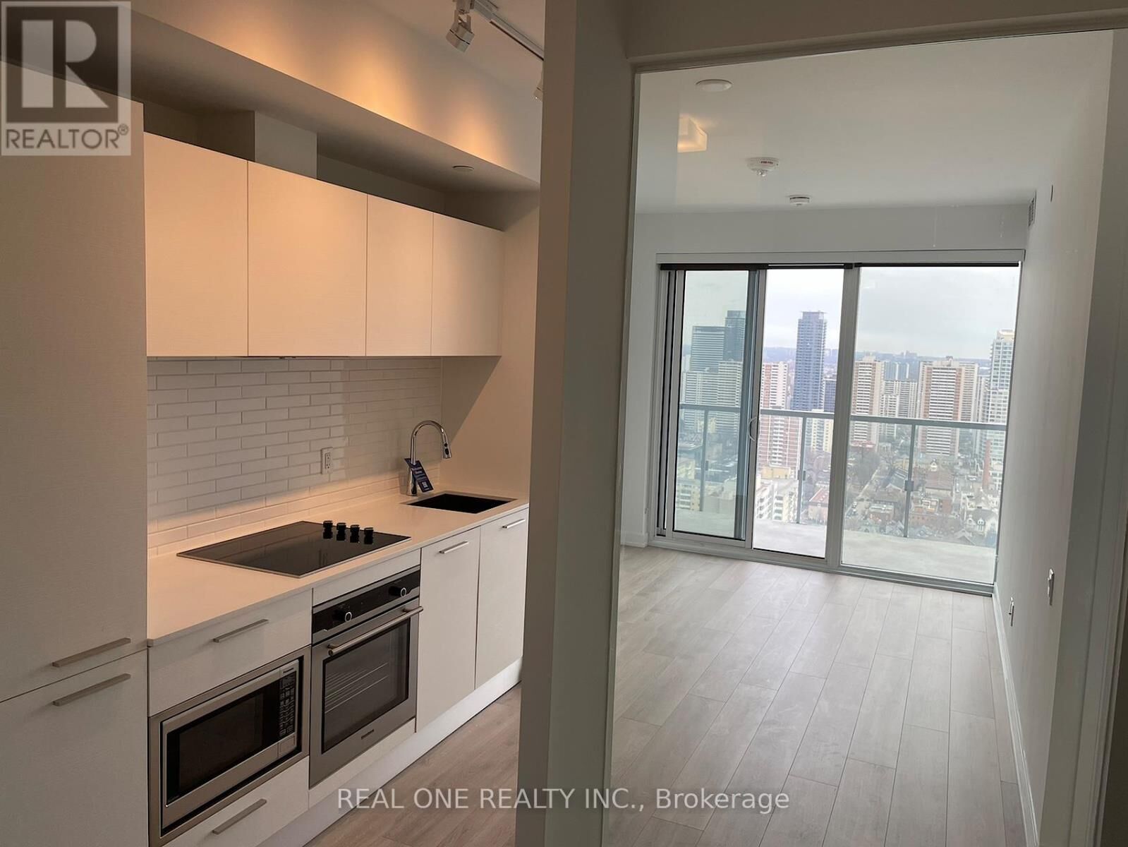 Property Photo:  3 Gloucester Street 3704  ON M4Y 0C6 
