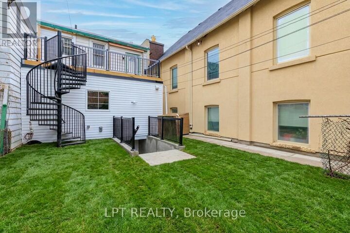 Property Photo:  627 Crawford Street D  ON M6G 3K1 