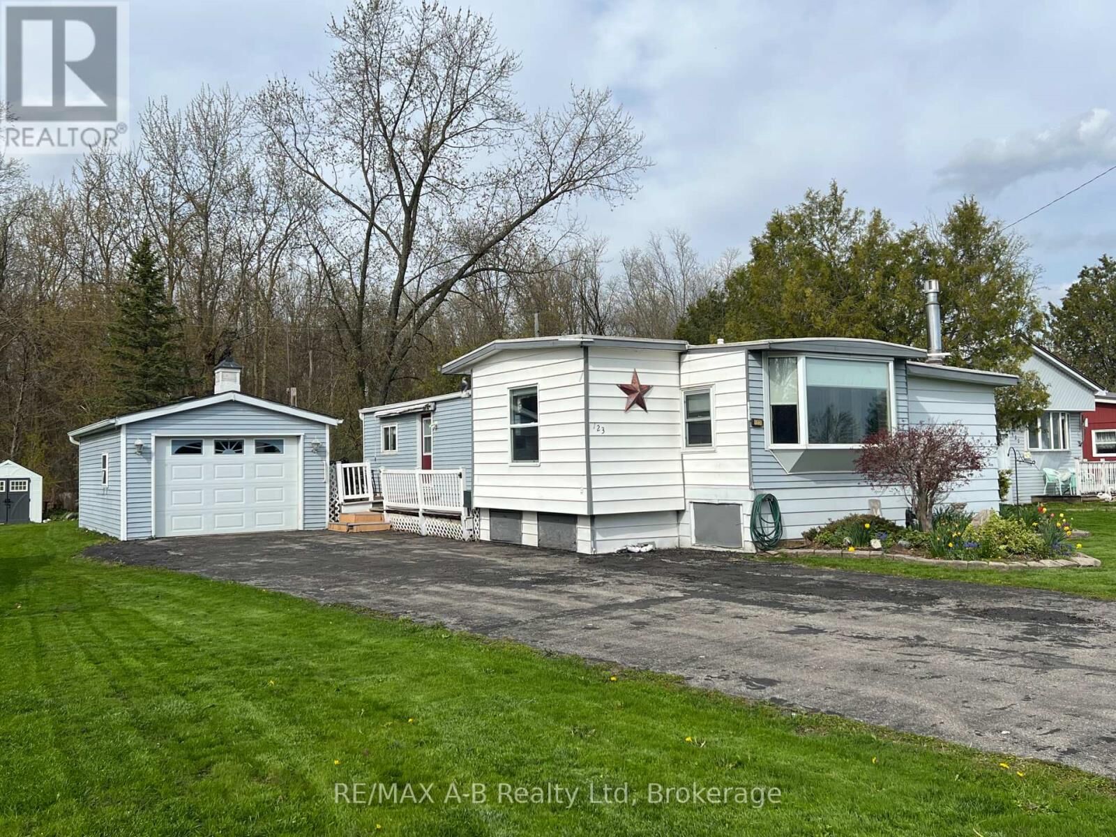 Property Photo:  123 Ash Street  ON N5A 6S6 