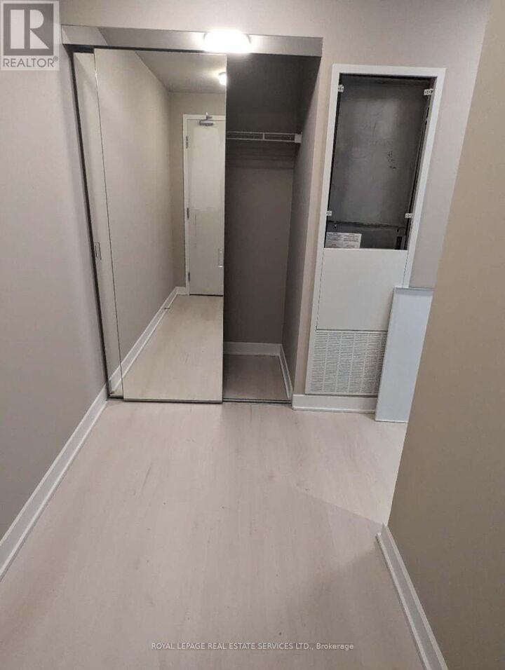 Property Photo:  3900 Confederation Parkway 3003  ON L5B 0M3 
