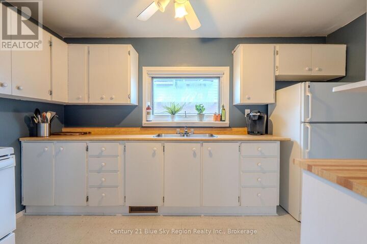 Property Photo:  989 Ferguson Street  ON P1B 1Y2 