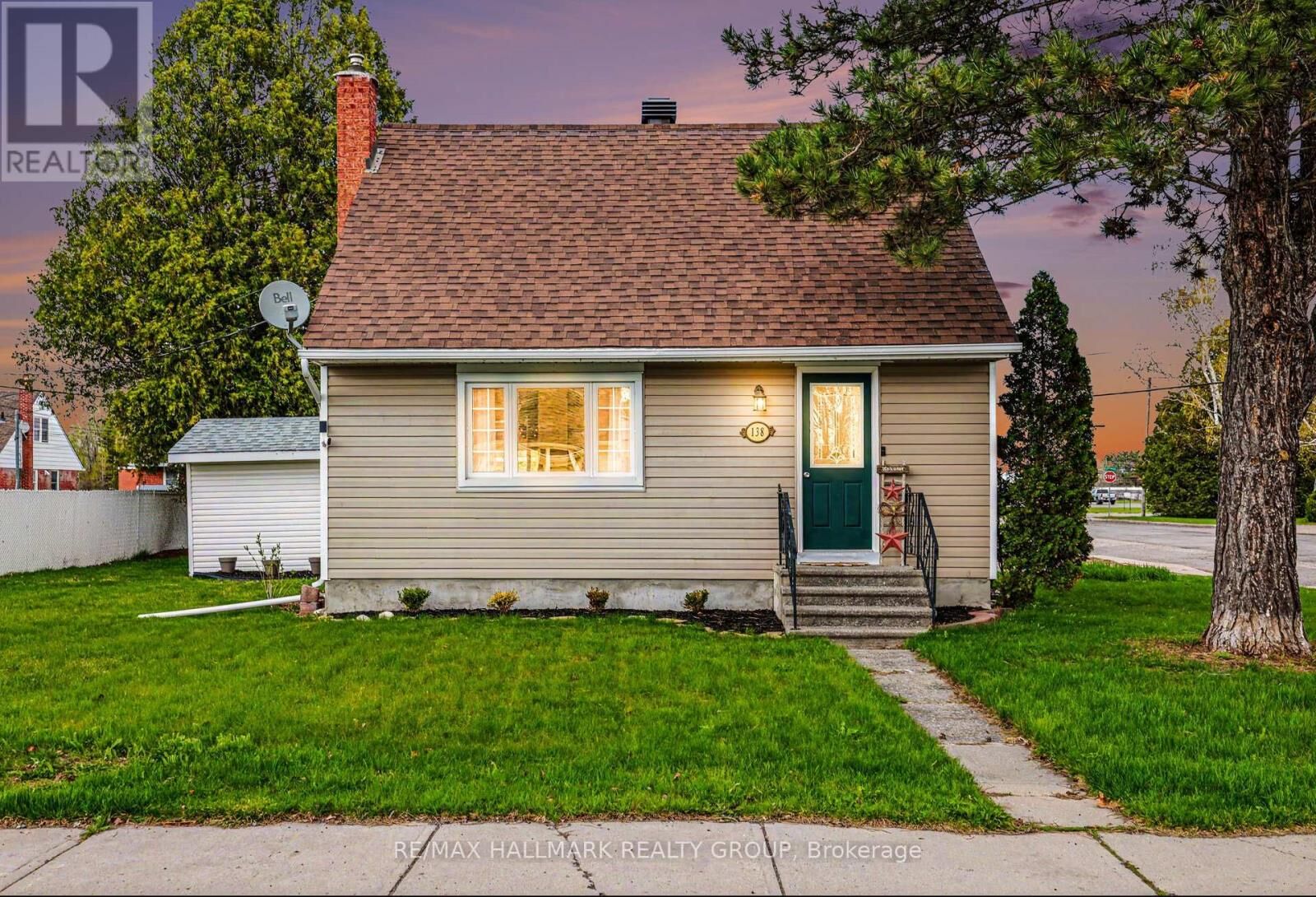 Property Photo:  138 Third Avenue  ON K7S 1Y8 