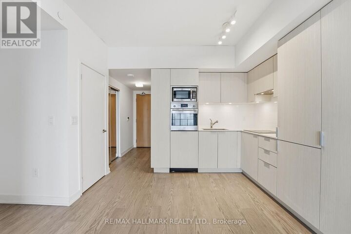 Property Photo:  11 Wellesley Street West 5704  ON M4Y 0G4 