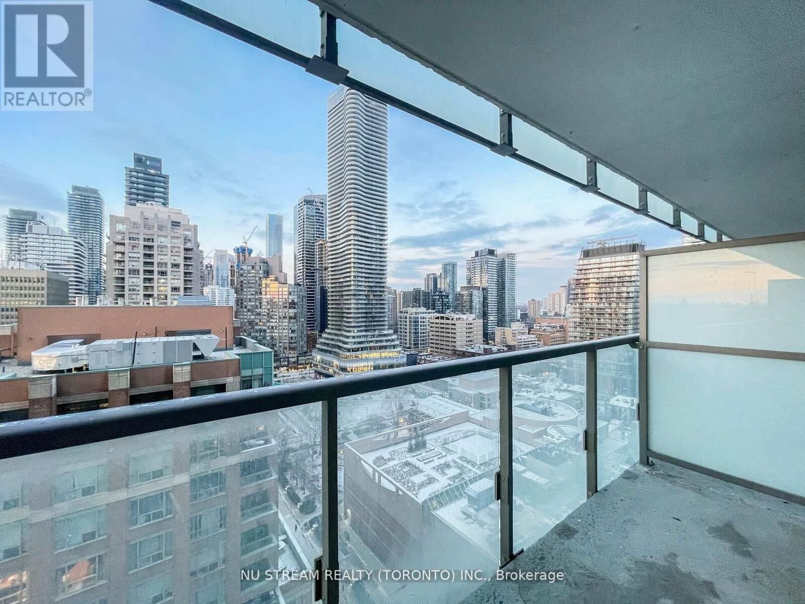 Property Photo:  37 Grosvenor Street 1806  ON M4Y 3G5 