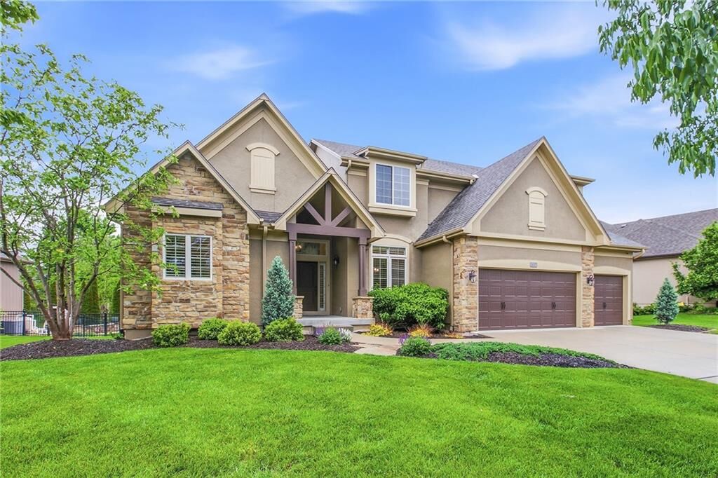 Property Photo: 1637 NE Woodland Shores Drive MO 64086