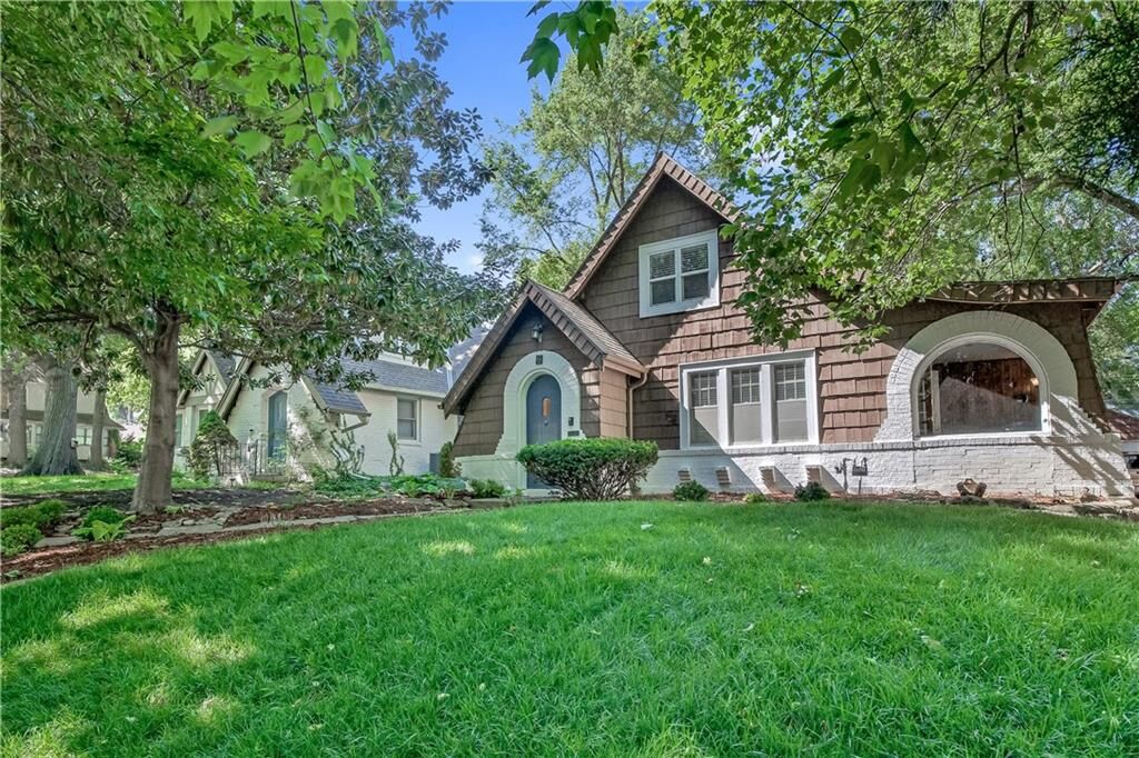 Property Photo: 6 E 70th Terrace MO 64113