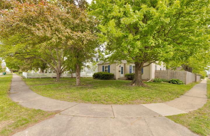 Property Photo:  1832 Vine Street  IA 50265 