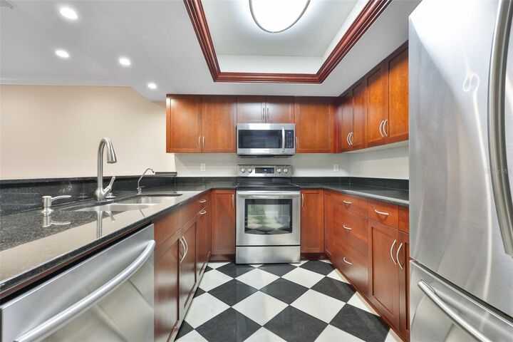Property Photo:  606 S Glen Avenue 10  FL 33609 