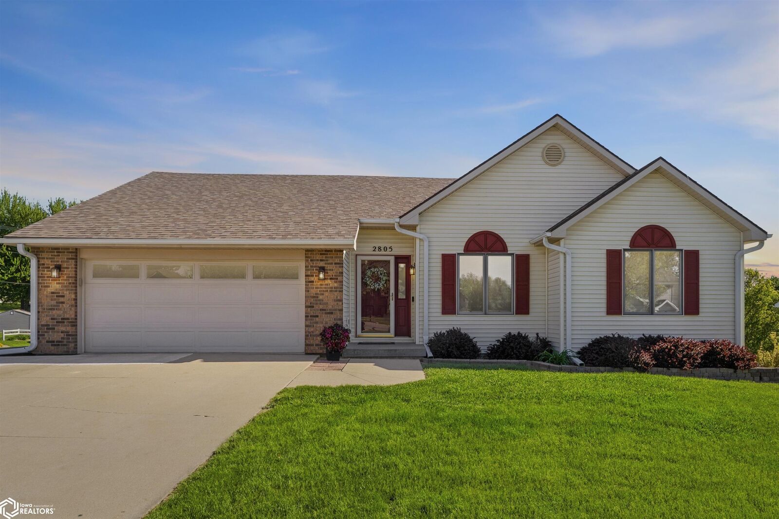 Property Photo:  2805 Arnold Drive  IA 50158 