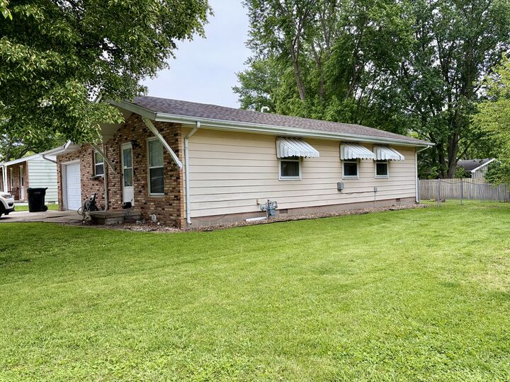 Property Photo:  6 Blair Court  IL 61727 