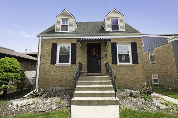 Property Photo:  2623 Rhodes Avenue  IL 60171 