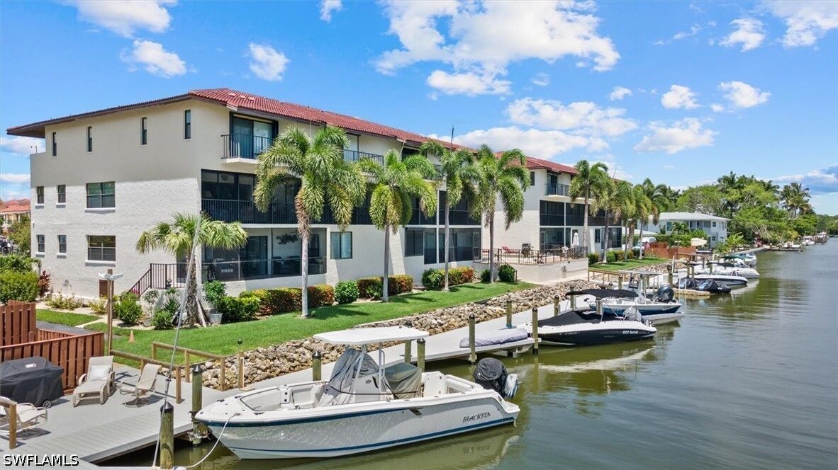 Property Photo:  1400 Blue Point Avenue 104  FL 34102 