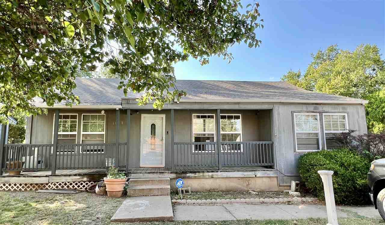 Property Photo:  1021 S 2nd Street  OK 74631 
