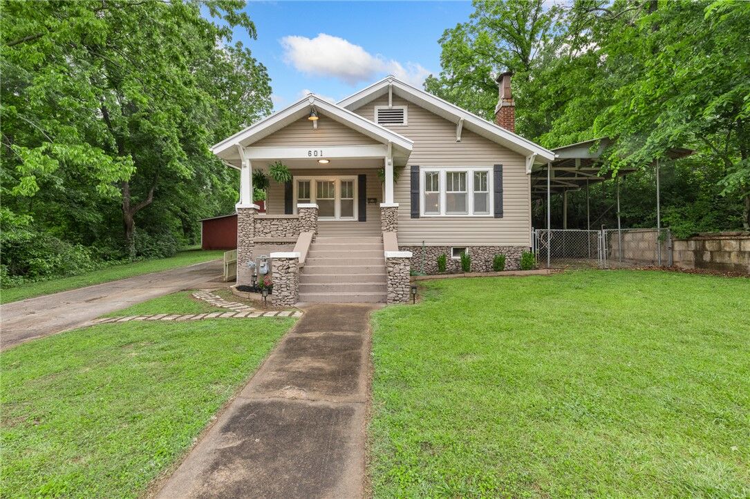 Property Photo: 601 W Ridge Avenue AR 72601