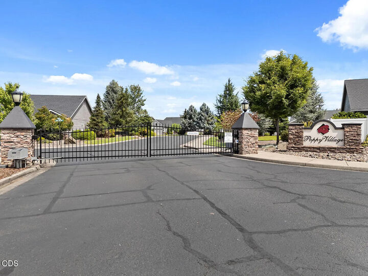 Property Photo: 115 Sandridge Way OR 97524